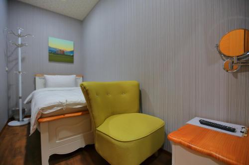 Una cama o camas en una habitación de Jung Le Su Ba B&B