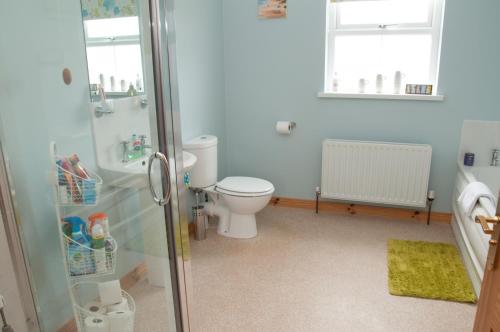 Vannituba majutusasutuses Roe Valley Cottage - LA Spa Hot Tub