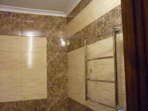 ベルゴロドにあるоднокомнатная УЮТ на1этаже ПАРКのバスルーム(木製ブラインド付きのシャワー付)
