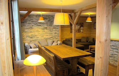 LʼHuezにあるOdalys Chalet Alpenvueのリビングルーム(テーブル、ソファ付)