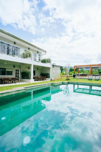 Kolam renang di atau dekat dengan Isara Khao Lak