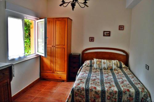フィニステレにあるCasa Playa Fisterraのベッドルーム(ベッド1台、窓付)