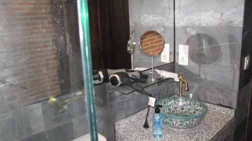 A bathroom at SueñoRural