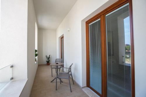 um corredor com uma mesa e cadeiras numa casa em Residence Trani em Trani