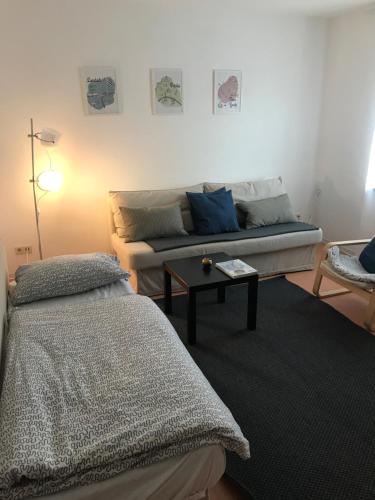 ein Wohnzimmer mit einem Sofa und einem Tisch in der Unterkunft Apartment Roxheim in Roxheim
