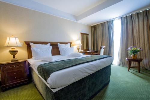 Letto o letti in una camera di Hotel HP Tower One Brasov
