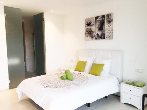パルム・マールにあるLas Olasのベッドルーム(緑の枕が付く大きな白いベッド付)