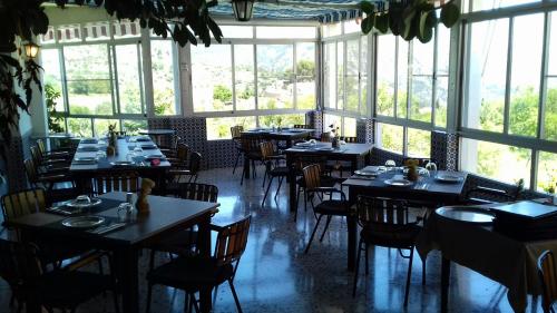 Reštaurácia alebo iné gastronomické zariadenie v ubytovaní Pensión El Pirineo