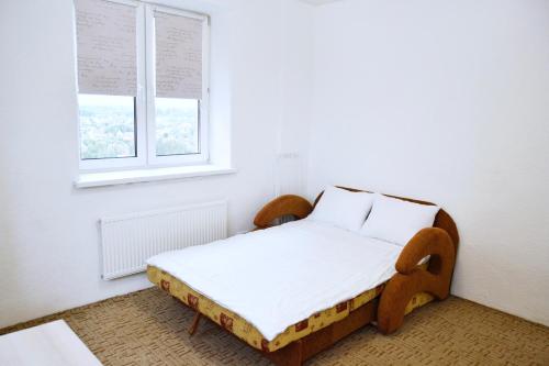 ズヴェニゴロドにあるStudio-Apartment in Zvenigorodの窓付きの客室の小さなベッド1台分です。