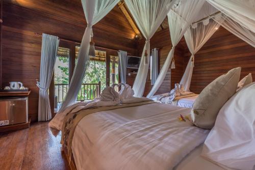 เตียงในห้องที่ Royal Retreat Villa's Lembongan