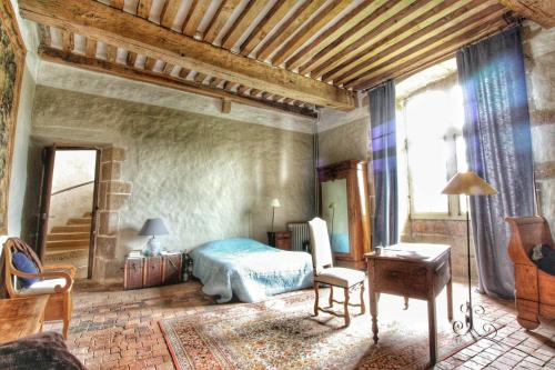Ένα ή περισσότερα κρεβάτια σε δωμάτιο στο Chateau de Bourgon