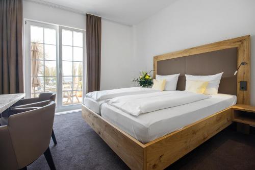 En eller flere senger på et rom på Hotel Seehof