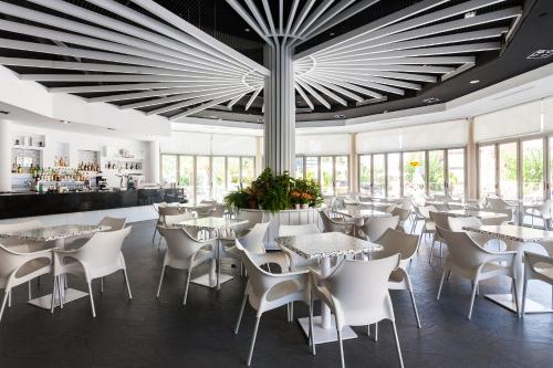 Un restaurante u otro lugar para comer en Sandos Monaco - Adults Only