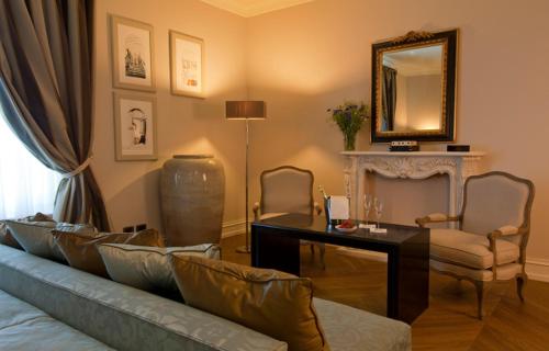a living room with a couch and a table and a mirror at Villa Necchi alla Portalupa in Gambolò