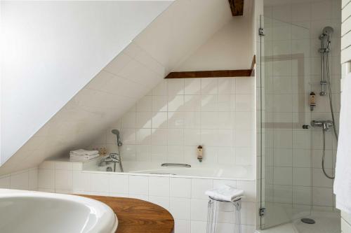 ein Bad mit einem Waschbecken und einer Dusche in der Unterkunft Hôtel d'Orsay - Esprit de France in Paris