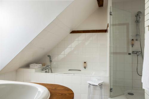 y baño con lavabo y ducha. en Hôtel d'Orsay - Esprit de France, en París