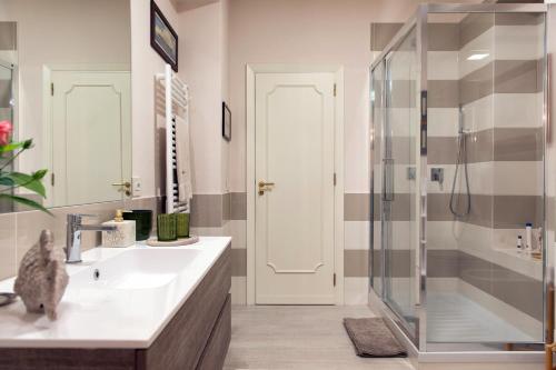 łazienka z umywalką i prysznicem w obiekcie Guest House Antichi Ulivi w mieście Mondello