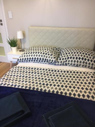 Katil atau katil-katil dalam bilik di Family & Business Elegant Apartments Rynek Centrum Downtown - 2 Bedroom, Balcony, Parking
