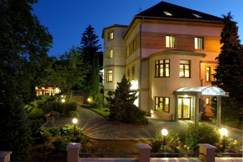 Сад в Hotel Villa Völgy Wellness & Konferencia