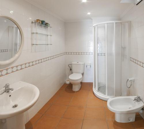 a bathroom with a shower and a toilet and a sink at Comtessa in Oliva