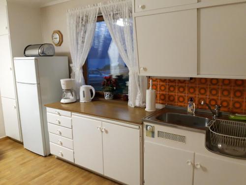 Kitchen o kitchenette sa Lyngen Arctic View