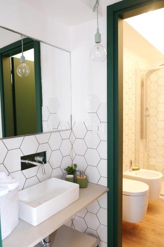 un bagno con lavandino e WC di La Casa di Ringhiera ad Alba