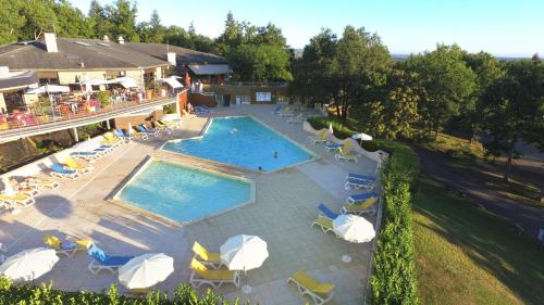 Výhľad na bazén v ubytovaní VVF Aveyron Najac alebo v jeho blízkosti
