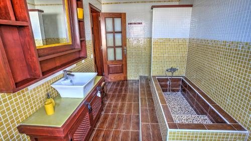 a bathroom with a sink and a bath tub at Villa la senda del majorero in Antigua