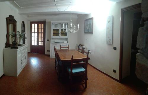 バーニ・ディ・ルッカにあるSassipiantati Home Holidaysのキッチン、ダイニングルーム(テーブル、椅子付)