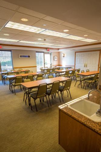 Restaurant ou autre lieu de restauration dans l'établissement Country Inn & Suites by Radisson, Portage, IN
