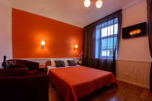 une chambre d'hôtel avec un lit et une fenêtre dans l'établissement Katariina House, à Pärnu