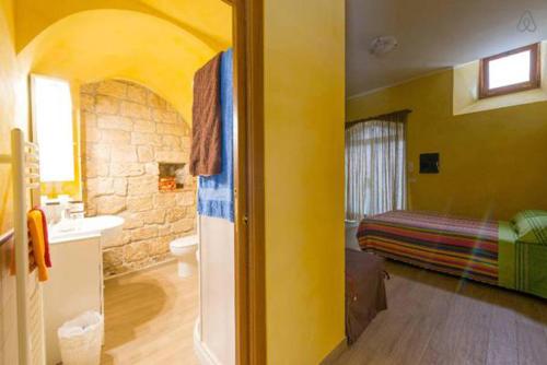una camera con bagno con lavandino e letto di Maisonrua' ad Ascoli Piceno