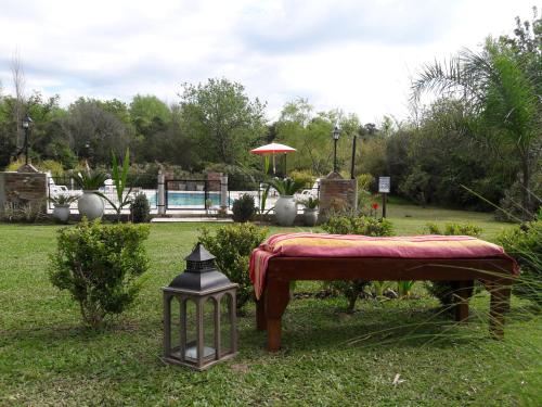a park with a bench and a lantern and a table at Guidai Bilu in San José