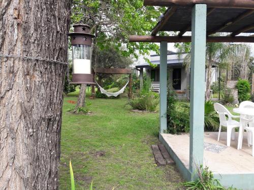 a yard with a hammock and a tree at Guidai Bilu in San José