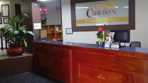 a bar in a restaurant with a counter at Hotel Cabildos in Tapachula
