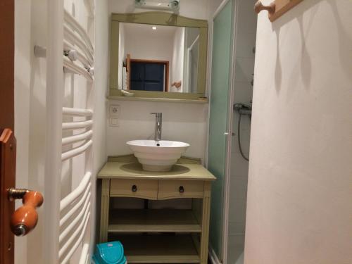 une salle de bain avec un lavabo et un miroir dans l'établissement appartement centre ville, à Boulogne-sur-Mer