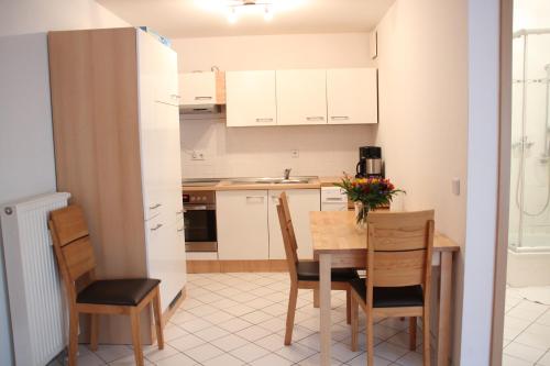 a kitchen and dining room with a table and chairs at Apartment am Zoo in Leipzig