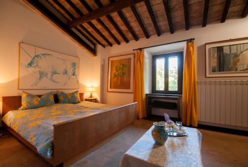 Giường trong phòng chung tại il molinaccio al rio chiaro