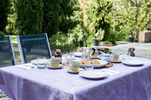 a purple table with plates of food on it at il molinaccio al rio chiaro in Civitella dʼAgliano