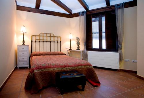 - une chambre avec un grand lit et une fenêtre dans l'établissement Rincón de San Cayetano, à Villalpando