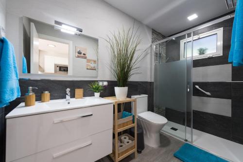 a bathroom with a sink and a toilet and a shower at Bungalow en Maspalomas in Maspalomas