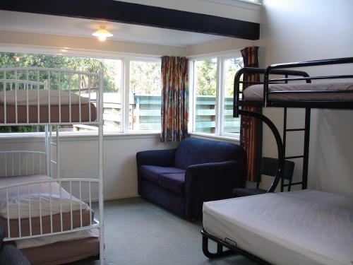Двухъярусная кровать или двухъярусные кровати в номере Alpine Holiday Apartments & Campground