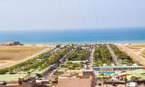 Una vista aérea de un estacionamiento junto al océano. en Blue Waves apartment, en Agadir