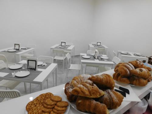 um monte de pães e bolos sentados numa mesa em Palazzo dei Vespri em Caltagirone