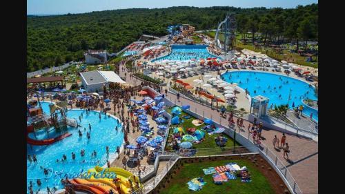 una vista aérea de un parque acuático con gente en él en Ivni Apartmani, en Novigrad Istria