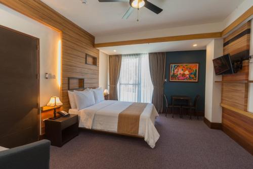 A bed or beds in a room at Grand Sierra Pines Baguio