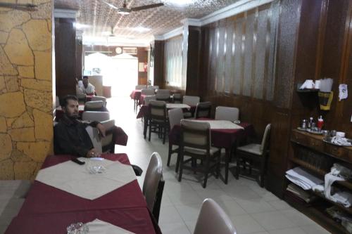 National City Hotel tesisinde bir restoran veya yemek mekanı