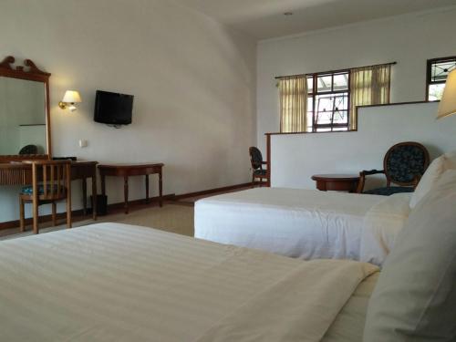 Een bed of bedden in een kamer bij Sinabung Hills Berastagi