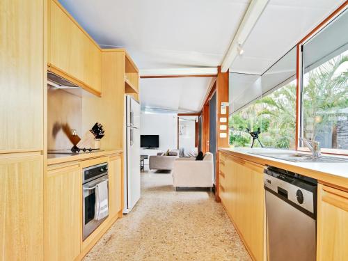 Dapur atau dapur kecil di Perla del Mare - Aldinga Beach - C21 SouthCoast Holidays