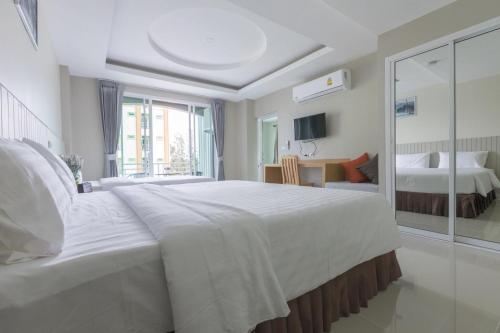 Ένα ή περισσότερα κρεβάτια σε δωμάτιο στο The Royal P Phuket - SHA Plus